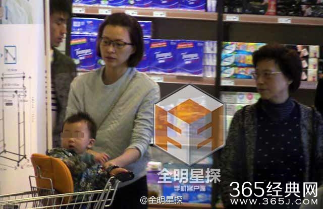 董卿疑似生子 抱男婴逛商场母爱爆棚