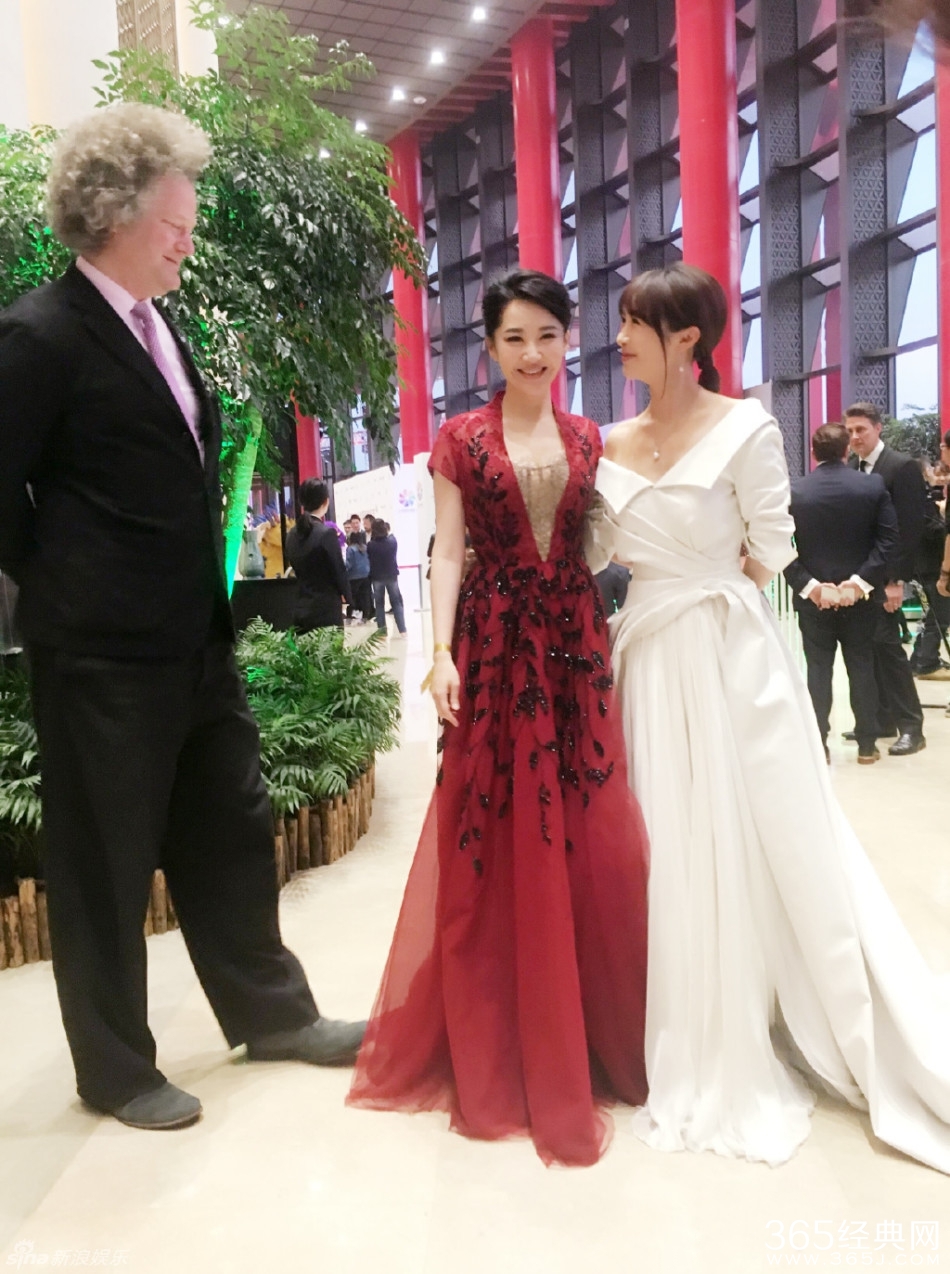 许晴中门大开甜笑卖萌 李菲儿献吻似姐妹