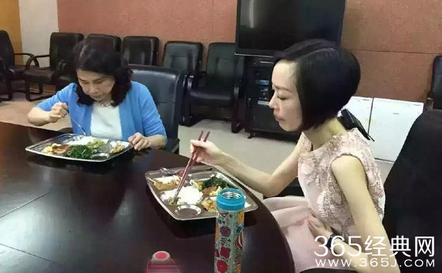 鲁豫录节目瘦成纸片儿人 面无表情毫无食欲