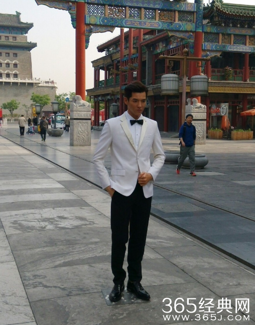 凡凡不哭！吴亦凡前门蜡像皮肤暗黑遭吐槽