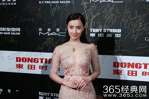 陶虹中门大开秀性感 裸色礼服气质优雅