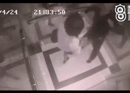 女汉子电梯内暴揍色狼 5秒完爆骚扰男