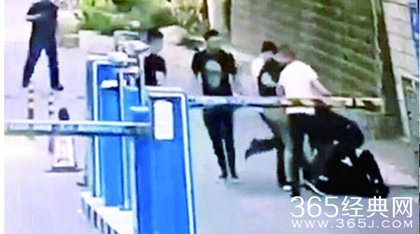 宾利女司机叫人群殴保安视频 女司机资料遭人肉