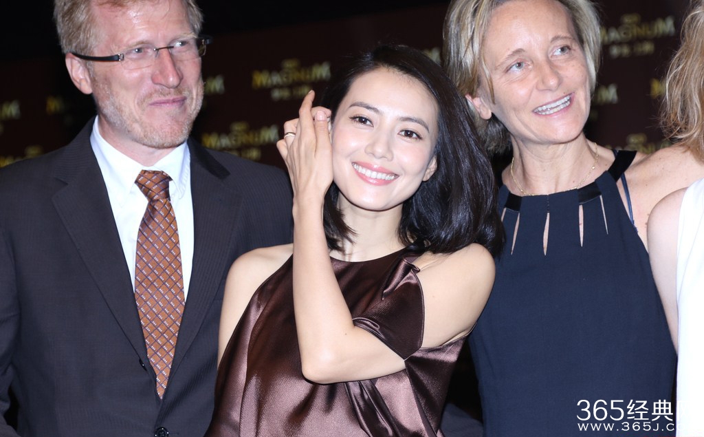 性感迷人!高圆圆穿露肩裙上围惊人