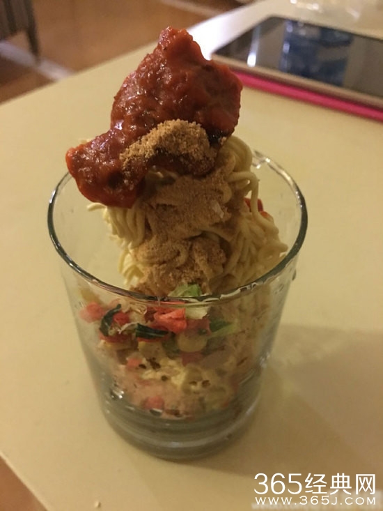 岳云鹏饿疯了用水杯泡面 减肥好难都忘了P图