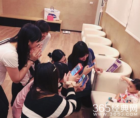 贾静雯女儿咘咘医院看友 大眼萌妹被围观