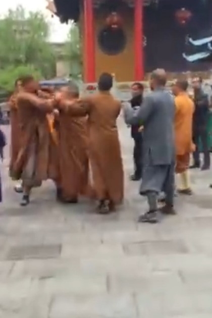 扬州宁国寺3名和尚打架 被寺庙全部“开除”