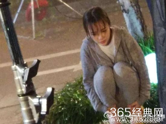 李小璐拍戏淋雨湿透 关心小孩喊注意安全