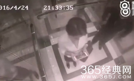 女汉子电梯内暴揍色狼 5秒完爆骚扰男
