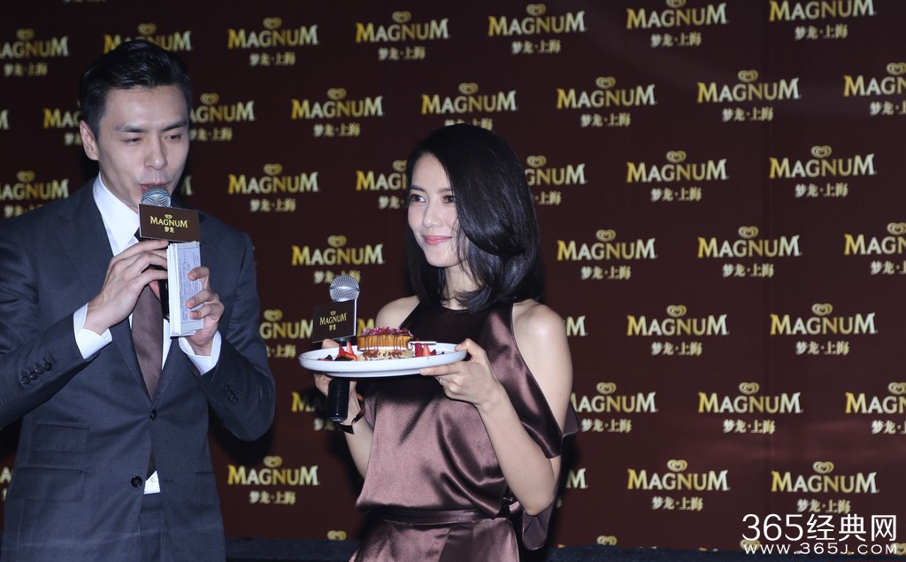 性感迷人!高圆圆穿露肩裙上围惊人