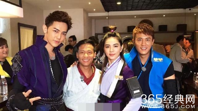 宋小宝与三位同龄明星合影 还以为祖孙三代