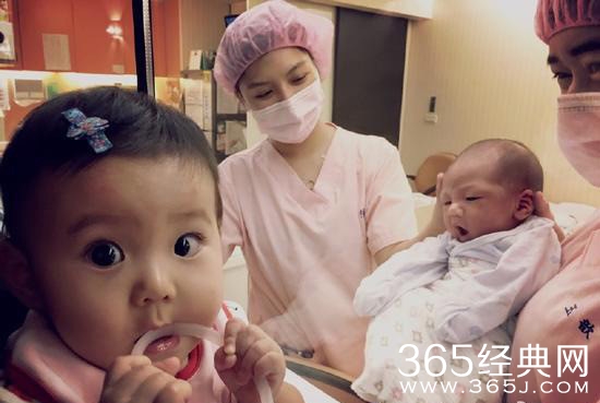 贾静雯女儿咘咘医院看友 大眼萌妹被围观