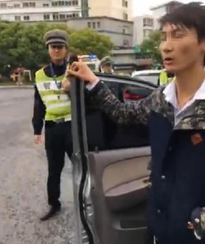 银河系违章哥走红视频观看 网友调侃:地球人要小心了