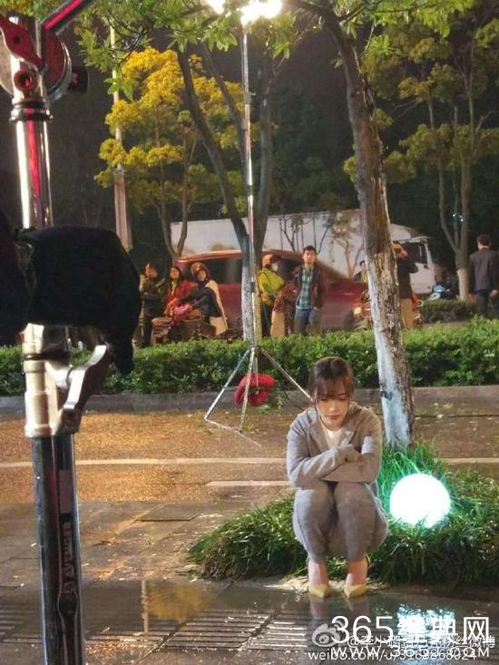 李小璐拍戏淋雨湿透 关心小孩喊注意安全