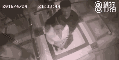 女汉子电梯内暴揍色狼 5秒完爆骚扰男