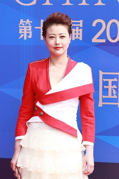 50岁周海媚大走性感路线 事业线抢眼