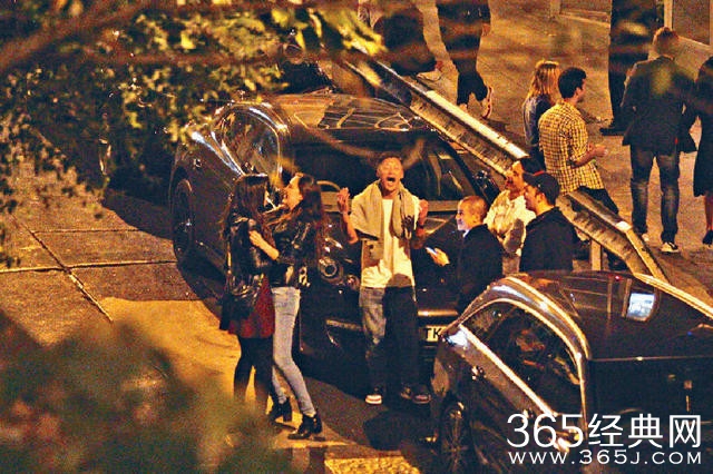 余文乐走出夜店与洋妞热聊 眉飞色舞表情夸张