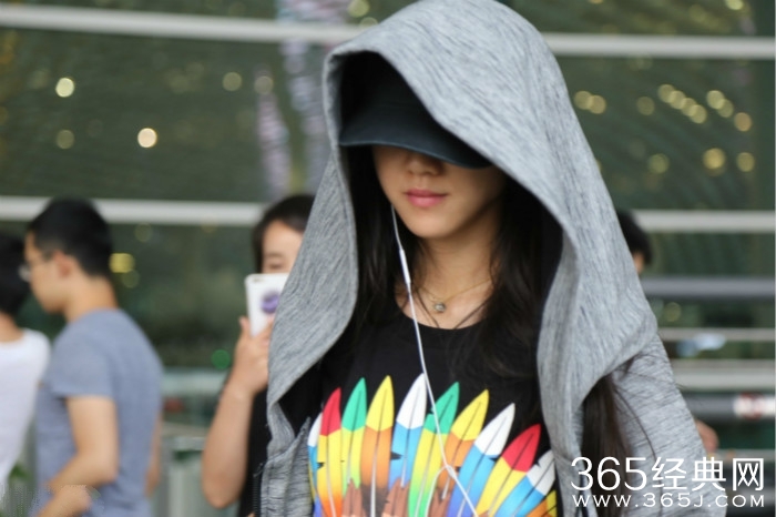 孕妈汤唯卡通衫遮脸 疑与老公赴港产检