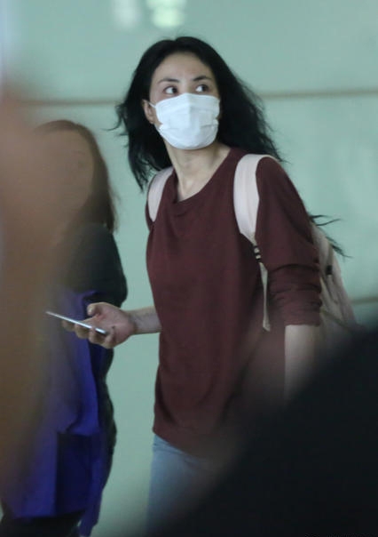 王菲现身机场大步流星 口罩遮素颜仙气依旧