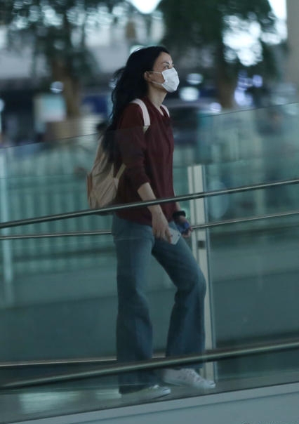 王菲现身机场大步流星 口罩遮素颜仙气依旧