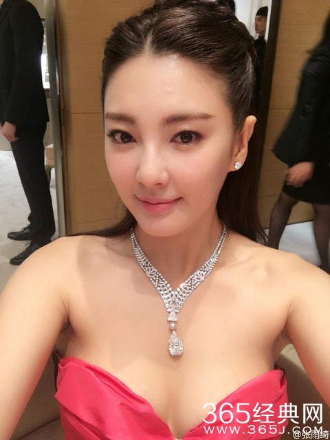 张雨绮戴珠宝秀事业线 深V抹胸裙都快兜不住了