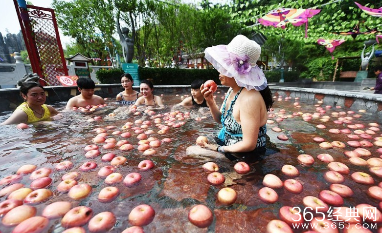 “温泉水果浴”：苹果黄瓜连泡带吃加面膜