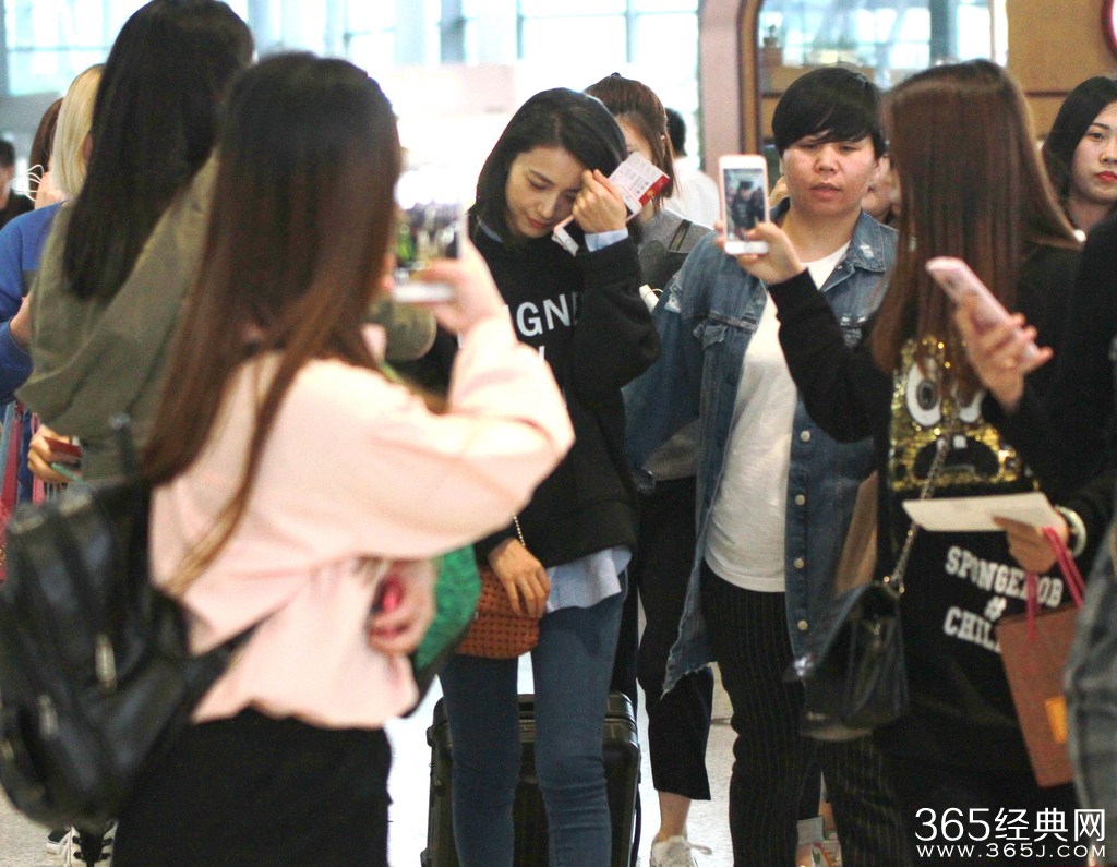 高圆圆机场遭粉丝围堵显淡定 秀发轻舞飞扬