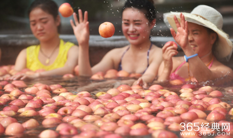 “温泉水果浴”：苹果黄瓜连泡带吃加面膜