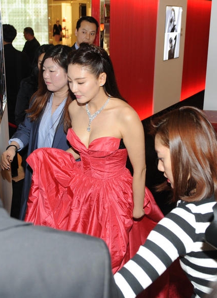 张雨绮戴珠宝秀事业线 深V抹胸裙都快兜不住了