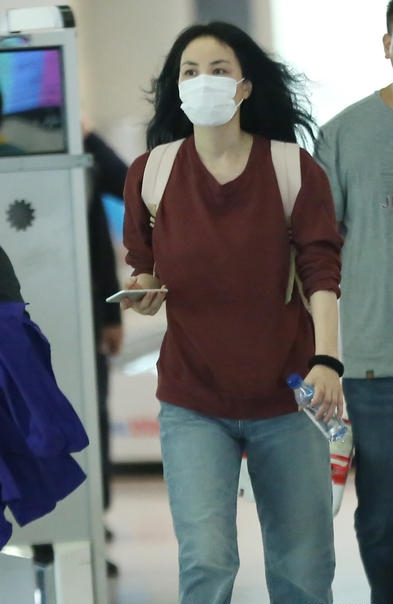王菲现身机场大步流星 口罩遮素颜仙气依旧