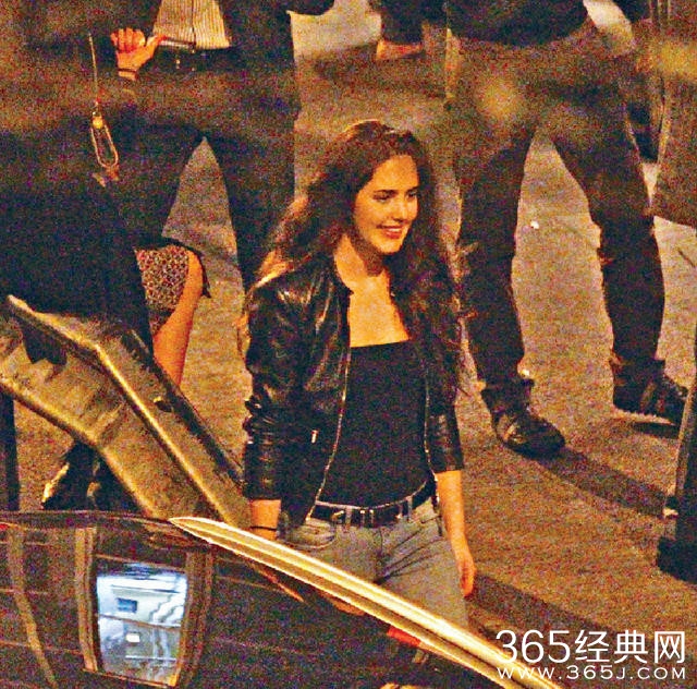 余文乐走出夜店与洋妞热聊 眉飞色舞表情夸张