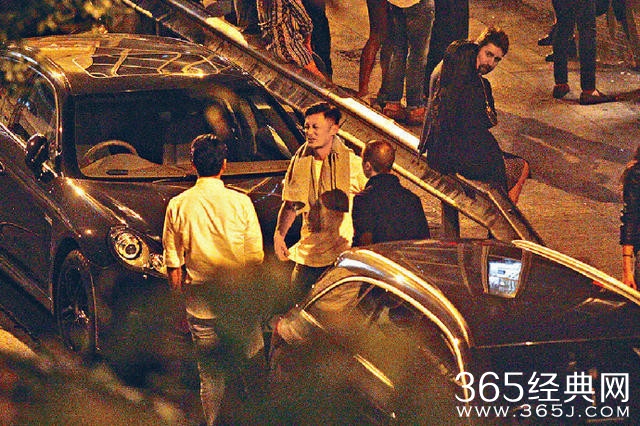 余文乐走出夜店与洋妞热聊 眉飞色舞表情夸张