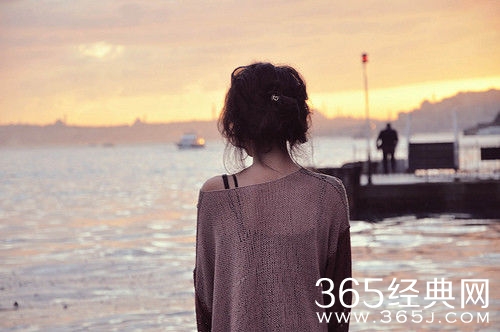 17岁女生感情受挫想不开 躺铁轨欲轻生逼停火车