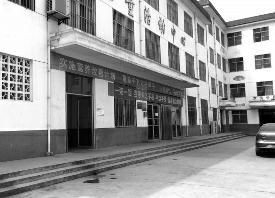 老师蹭吃学生营养餐3年 校领导作出检查