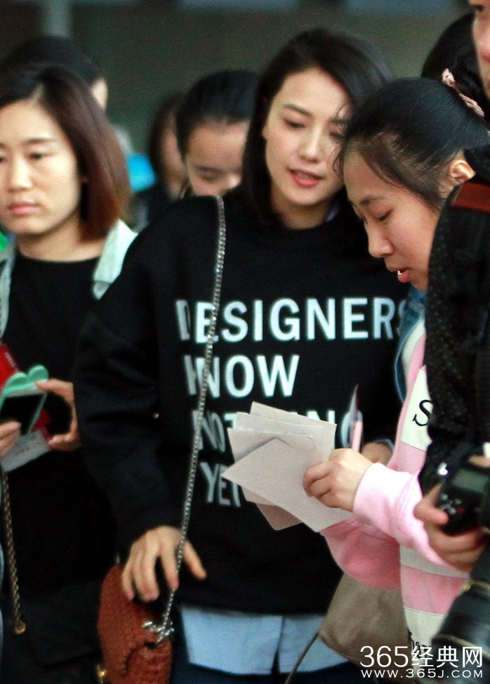 高圆圆机场遭粉丝围堵显淡定 秀发轻舞飞扬