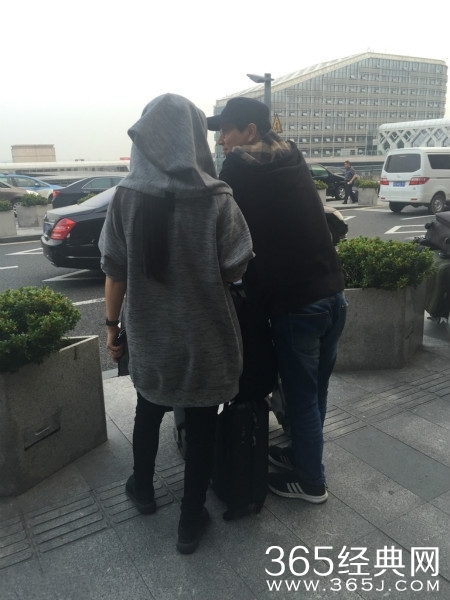 孕妈汤唯卡通衫遮脸 疑与老公赴港产检