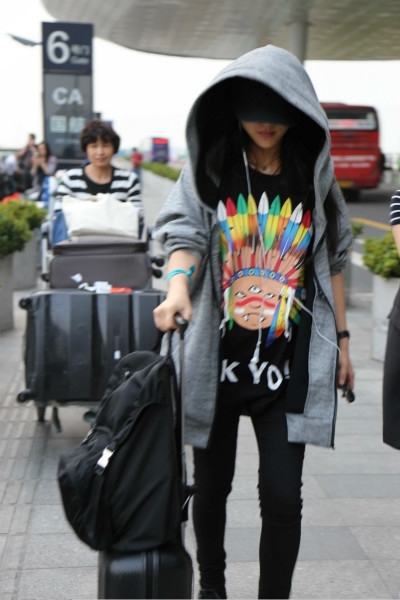 孕妈汤唯卡通衫遮脸 疑与老公赴港产检