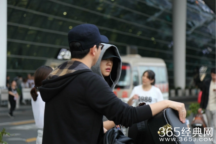 孕妈汤唯卡通衫遮脸 疑与老公赴港产检