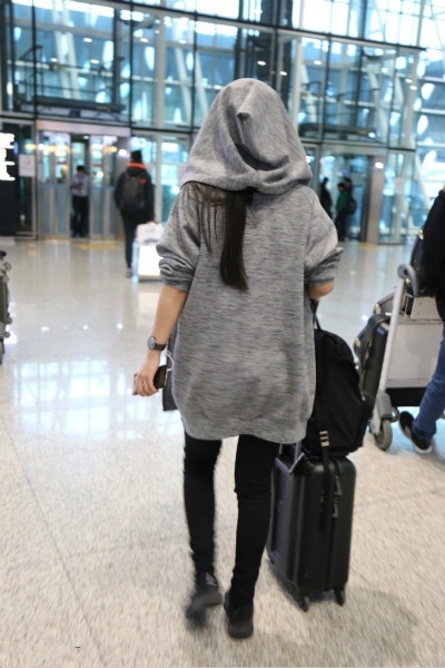 孕妈汤唯卡通衫遮脸 疑与老公赴港产检