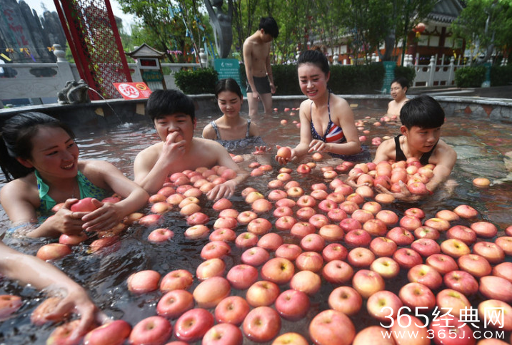 “温泉水果浴”：苹果黄瓜连泡带吃加面膜