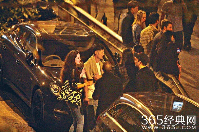 余文乐走出夜店与洋妞热聊 眉飞色舞表情夸张