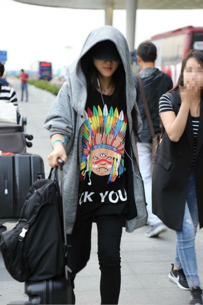 孕妈汤唯卡通衫遮脸 疑与老公赴港产检