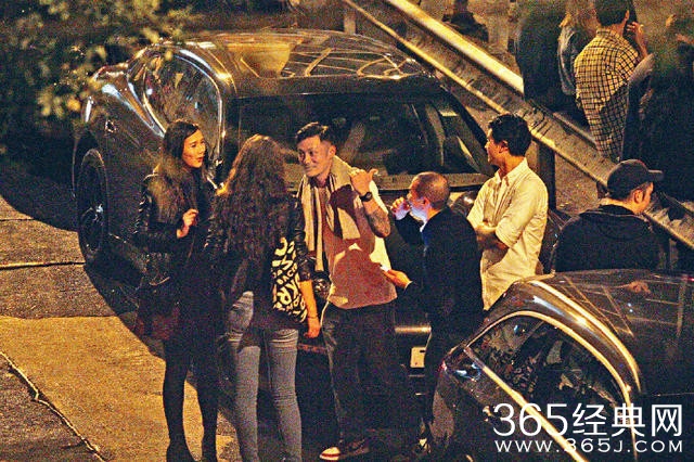 余文乐走出夜店与洋妞热聊 眉飞色舞表情夸张