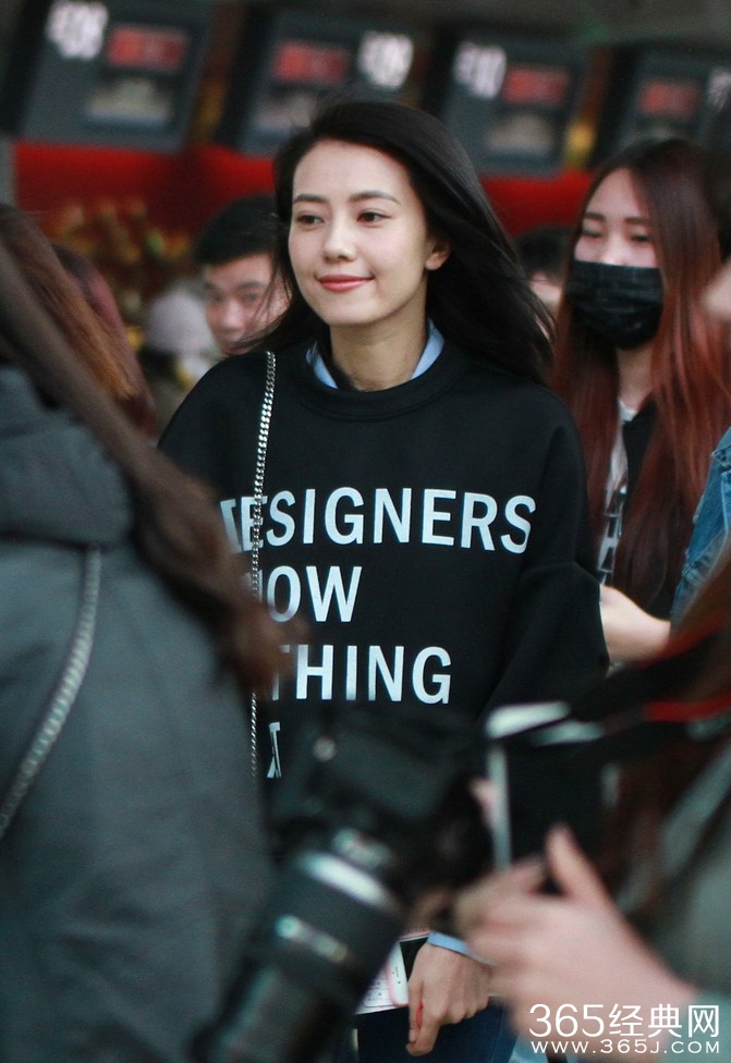 高圆圆机场遭粉丝围堵显淡定 秀发轻舞飞扬