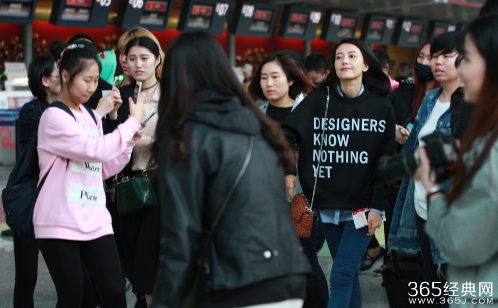 高圆圆机场遭粉丝围堵显淡定 秀发轻舞飞扬