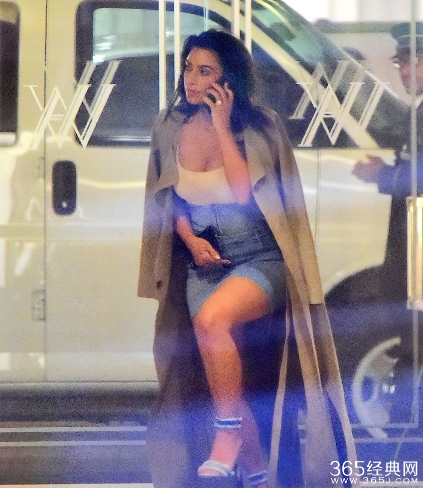 卡戴珊穿白背心也要露傲人上围