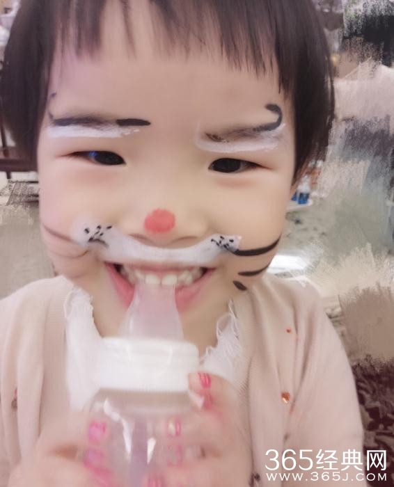 黄奕为女儿画花脸涂甲油 母女的日常也很幸福