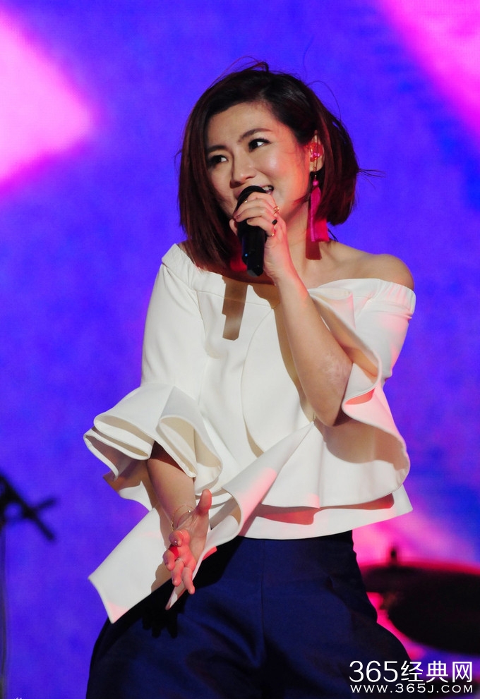 Selina走出离婚的阴影 白衣献唱春浪音乐节