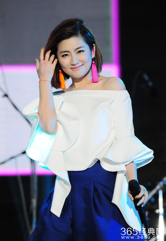 Selina走出离婚的阴影 白衣献唱春浪音乐节