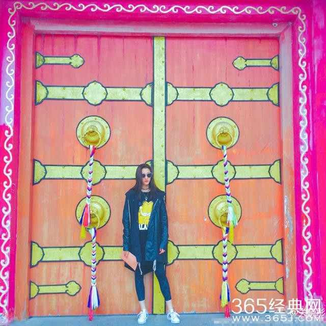 关晓彤与爸妈外出游玩 一家人都是高颜值